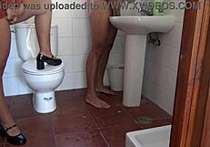 मेरी ट्विस्टेड स्टेपमदर मुझे पिस करने के लिए बेग करती है, क्लोज अप देखती है