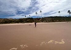 Eu e minha amiga tiramos o biquíni na praia da bahia e demos pra todos os machos