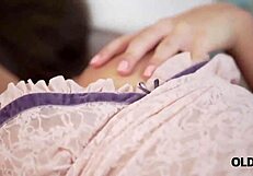 मैं बहुत खुश हूं कि ये हैंडसम बूढ़ा मेरे साथ तीव्र एनल एक्शन के लिए आया!