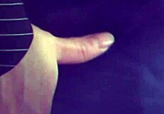 यह रेट्रो चिक बात करने की कोशिश करती थी लेकिन पिछवाड़े में प्लग्ड हो गई