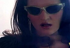 यह रेट्रो चिक बात करने की कोशिश करती थी लेकिन पिछवाड़े में प्लग्ड हो गई