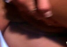 यह रेट्रो चिक बात करने की कोशिश करती थी लेकिन पिछवाड़े में प्लग्ड हो गई