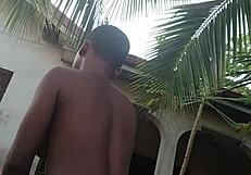 पागल रंड सौतेले पिता के महल में बाहर नंगा होकर हस्तमैथुन करती है!