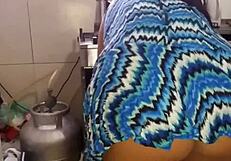 Dona de casa leva rola antes das tarefas