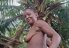 पागल रंड सौतेले पिता के महल में बाहर नंगा होकर हस्तमैथुन करती है!