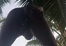 पागल रंड सौतेले पिता के महल में बाहर नंगा होकर हस्तमैथुन करती है!