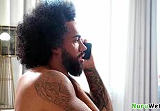 हॉट बस्टी मसाजिस्ट लेस्ली जेन क्लाइंट जेम्स एंजल को फक्स करती है आउटडोर्स ट्रक में