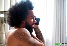 हॉट बस्टी मसाजिस्ट लेस्ली जेन क्लाइंट जेम्स एंजल को फक्स करती है आउटडोर्स ट्रक में