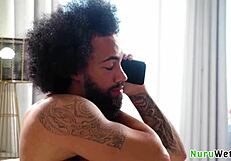 हॉट बस्टी मसाजिस्ट लेस्ली जेन क्लाइंट जेम्स एंजल को फक्स करती है आउटडोर्स ट्रक में