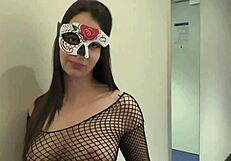 एंजेलिना ब्रिल मास्क्ड टीन 18+ बीबीसी लेती है