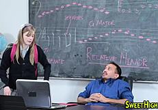 हॉट टीन 18+ यूनिफॉर्म में लंड चूस रही है