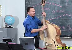 हॉट टीन 18+ यूनिफॉर्म में लंड चूस रही है