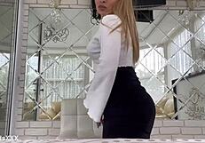 Does sexy cougar squirt with vibrator?