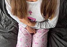 हॉट 18 साल की लड़की पजामे में अपनी चिकनी चूत उंगली करके स्क्वर्ट करती है