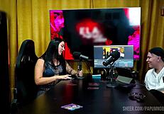 बी मेजिया पॉडकास्ट टेबल पर चुदाई के दौरान चिल्लाती है, रुआन उसके छेदे हुए पैरों को चूमता है