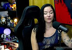 बी मेजिया पॉडकास्ट टेबल पर चुदाई के दौरान चिल्लाती है, रुआन उसके छेदे हुए पैरों को चूमता है