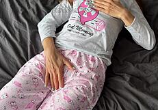 हॉट 18 साल की लड़की पजामे में अपनी चिकनी चूत उंगली करके स्क्वर्ट करती है