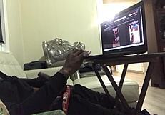 बस चिल कर रहा हूँ जबकि मुस्लिम मिल्फ स्मोकर मुझे वाइल्ड ब्लोजॉब दे रही है