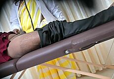 यो, देसी डॉक्टर साहिया हॉस्पिटल में मरीज को हैंडजॉब दे रही है! 😜