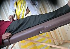 यो, देसी डॉक्टर साहिया हॉस्पिटल में मरीज को हैंडजॉब दे रही है! 😜