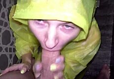 हॉर्नी गर्लफ्रेंड रेनकोट पहन शावर में लंड चूसती है