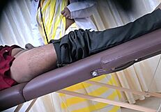 यो, देसी डॉक्टर साहिया हॉस्पिटल में मरीज को हैंडजॉब दे रही है! 😜