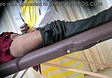 यो, देसी डॉक्टर साहिया हॉस्पिटल में मरीज को हैंडजॉब दे रही है! 😜