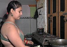 किचन में मॉन्स्टर लंड के साथ सेक्स देखना है?