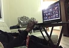 बस चिल कर रहा हूँ जबकि मुस्लिम मिल्फ स्मोकर मुझे वाइल्ड ब्लोजॉब दे रही है