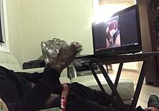 बस चिल कर रहा हूँ जबकि मुस्लिम मिल्फ स्मोकर मुझे वाइल्ड ब्लोजॉब दे रही है