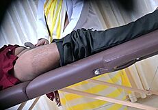 यो, देसी डॉक्टर साहिया हॉस्पिटल में मरीज को हैंडजॉब दे रही है! 😜