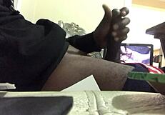 बस चिल कर रहा हूँ जबकि मुस्लिम मिल्फ स्मोकर मुझे वाइल्ड ब्लोजॉब दे रही है