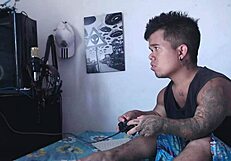 while the guy played video games, the stepsister arrived horny to play with his penis