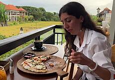 पिज़्ज़ा खाते हुए पब्लिक कैफे में फेस पर कम