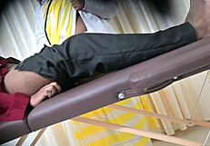 यो, देसी डॉक्टर साहिया हॉस्पिटल में मरीज को हैंडजॉब दे रही है! 😜