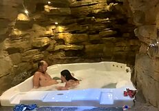 O coroa fodeu com força e ainda deu uns tapa na cara da novinha?