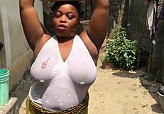 डर्टी कुतिया आउटडोर धुलाई के दौरान जोरदार चुदाई