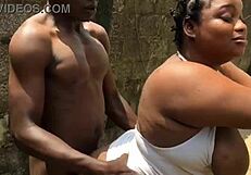 डर्टी कुतिया आउटडोर धुलाई के दौरान जोरदार चुदाई