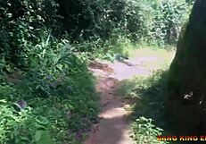 सेक्स की लत वाली बीवी गांव के नाले पर जोरदार चुदाई