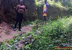 सेक्स की लत वाली बीवी गांव के नाले पर जोरदार चुदाई