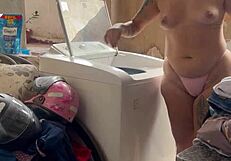 Vizinho Fica Escondido Enquanto Mulher Lava Roupa Bem A Vontade Com O Bucet�o E Os Peitos De Fora