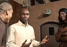 न्योमी बैंक्स थ्रीसम में बबल बट को कम से नहलाया गया तीव्र एक्शन के बाद