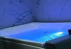 sexo en el jacuzzi con el recepcionista cachondo del motel