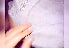 नर्डी लैटिना बेब ड्रेस में दोस्त के साथ पहली बार अनुभव करती है