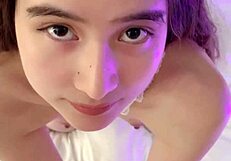 यह स्मॉल 19यो एशियन टीन होटल में खुद को टॉय करती हुई देखकर मेरा हार्ट रेस करता है