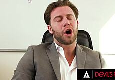 गॉर्जियस ऑफिस बेब जेस्सी पोनी अपने बॉस से रोलप्ले में अपनी स्वीट अस्स पाउंडेड करवाती है