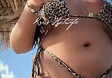 Married wife shows off juicy ass at beach