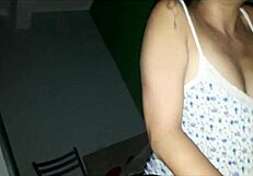 Casadinha do bairro faz sexo gostoso e pede pra seu comedor goza dentro da sua bucetinha e ainda brinca com a porra