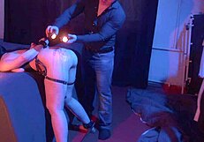 लस्टफुल मैन मिल्फ पर पेशाब करता है और एनल चोदता है