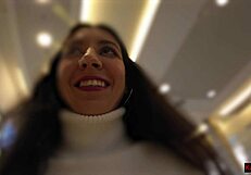 पतली टीन ने शॉपिंग मॉल में पब्लिक पेशाब के साथ गीले जींस फ्लैश किए